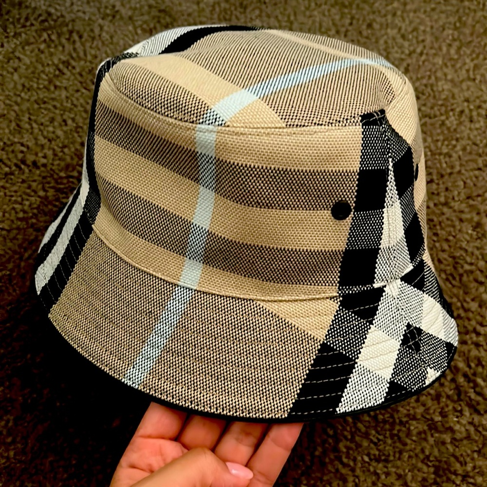 Burberry bucket hat